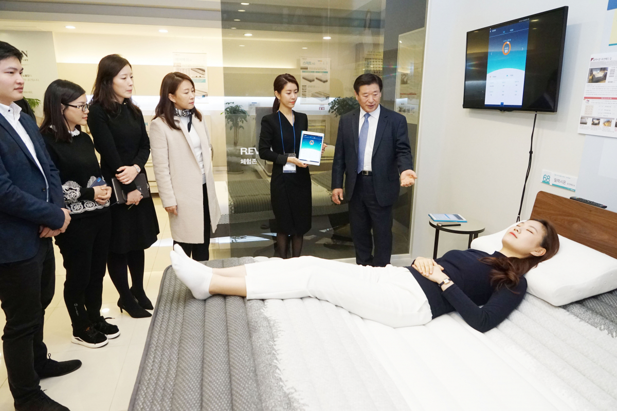 ▲김경수 에몬스 회장이 6일 인천 본사에서 열린 신상품 품평회에서 직접 대리점주에세 제품을 설명하고 있다.(사진제공=에몬스)