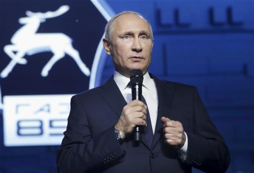 ▲블라디미르 푸틴 러시아 대통령이 6일(현지시간) 러시아 니즈니노프고르드의 한 자동차 공장에서 연설하고 있다. 그는 이날 내년 대선 출마를 공식 표명했다. 니즈니노프고르드/AP뉴시스  