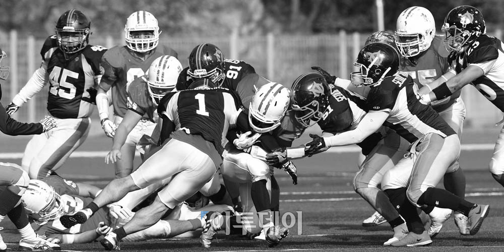 ▲3일 부산대 운동장에서 열린 제23회 김치볼에서 동의대 터틀파이터스와 서울 바이킹스 선수들이 거친 몸싸움을 벌이고 있다.   최유진 기자 strongman55@