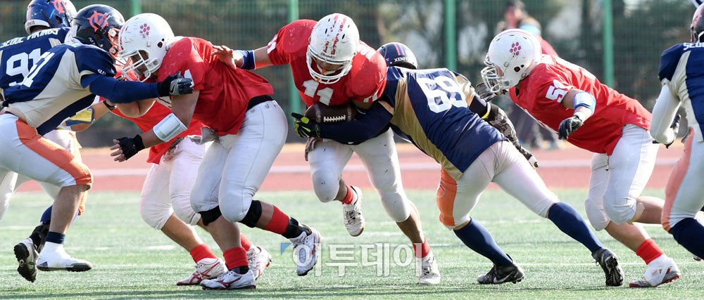 ▲3일 부산대 운동장에서 열린 제23회 김치볼에서 동의대 강준혁(가운데)이 러닝공격을 시도하고 있다.  최유진 기자 strongman55@