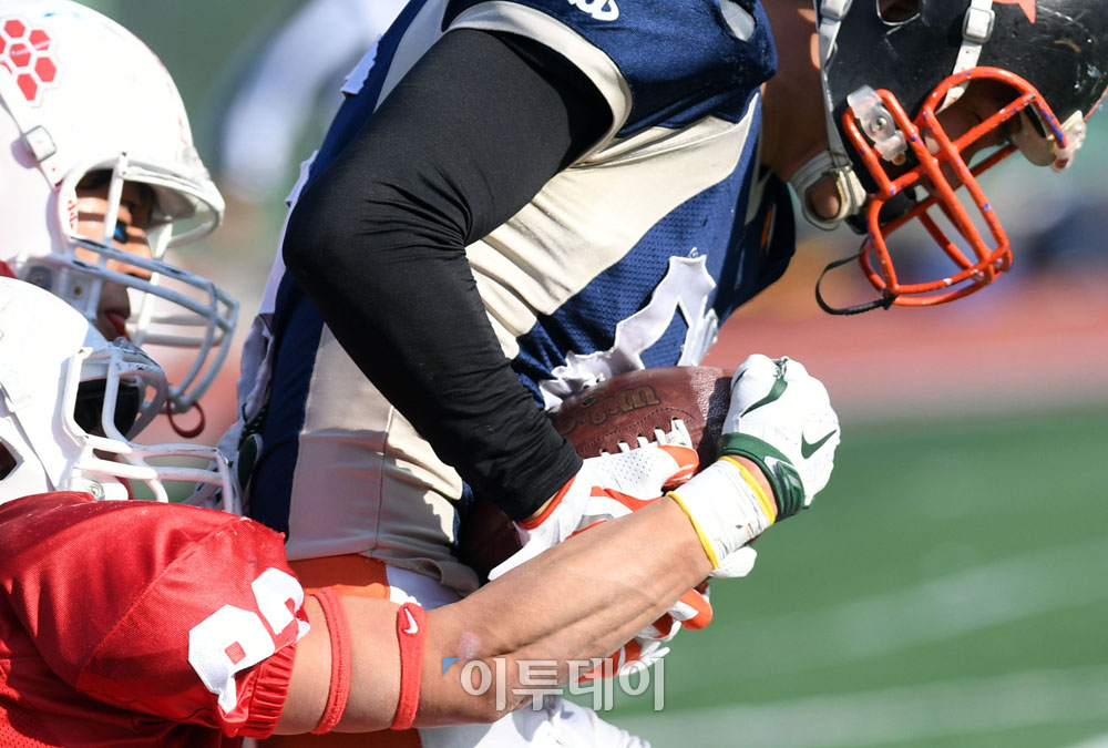 ▲3일 부산대 운동장에서 열린 제23회 김치볼에서 동의대 터틀파이터스 김상진(왼쪽)이 상대방의 러닝공격을 저지하고 있다.  최유진 기자 strongman55@