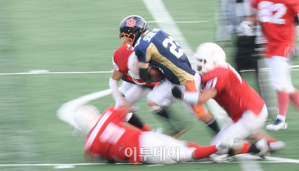 ▲3일 부산대 운동장에서 열린 제23회 김치볼에서 서울 바이킹스 박진성이  러닝공격을 시도하고 있다.  최유진 기자 strongman55@