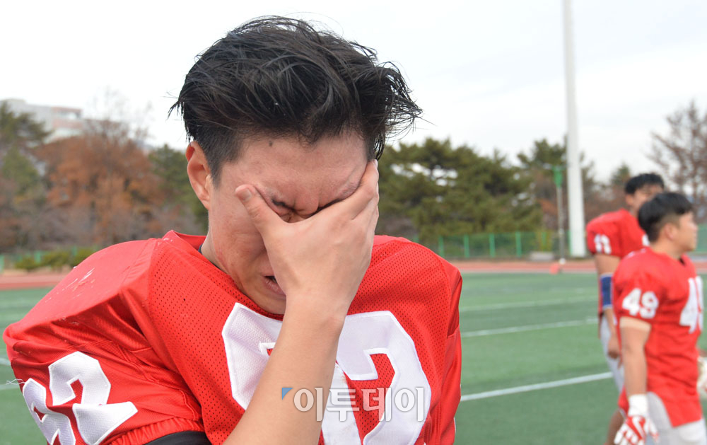 ▲3일 부산대 운동장에서 열린 제23회 김치볼에서 동의대 터틀파이터스가 승리하자 김상진 선수가 기쁨의  눈물을 흘리고 있다.  최유진 기자 strongman55@