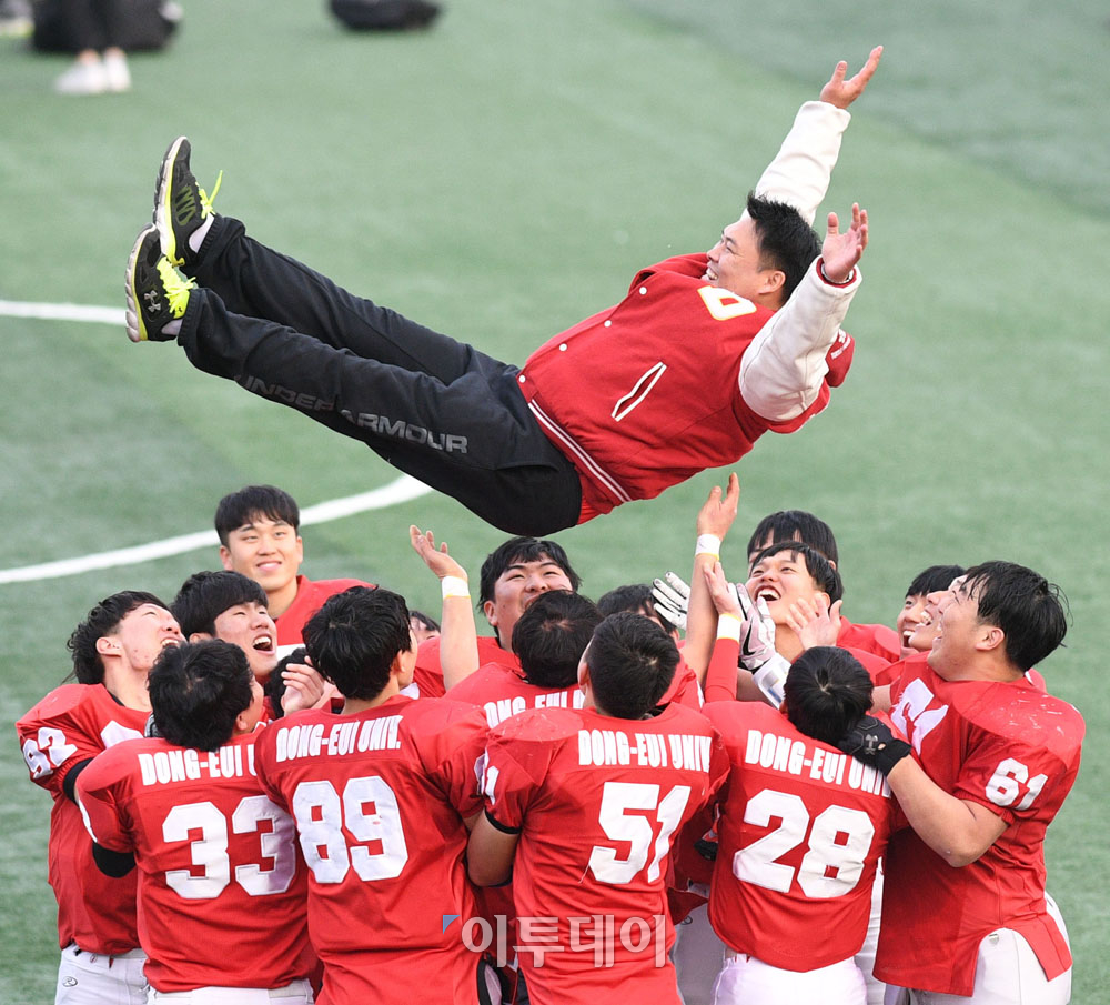 ▲3일 부산대 운동장에서 열린 제23회 김치볼에서 2연패에 성공한 동의대 터틀파이터스 선수들이 김용희 감독을 헹가래치고 있다.  최유진 기자 strongman55@