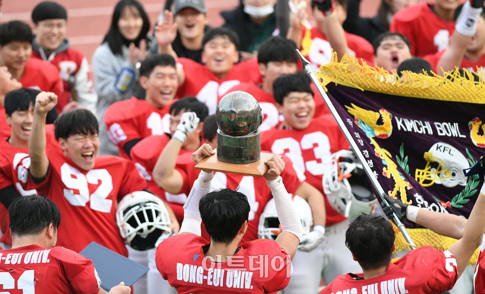 ▲3일 부산대 운동장에서 열린 제23회 김치볼에서 2연패에 성공한 동의대 터틀파이터스가 트로피를 들어올리며 기뻐하고 있다.   최유진 기자 strongman55@