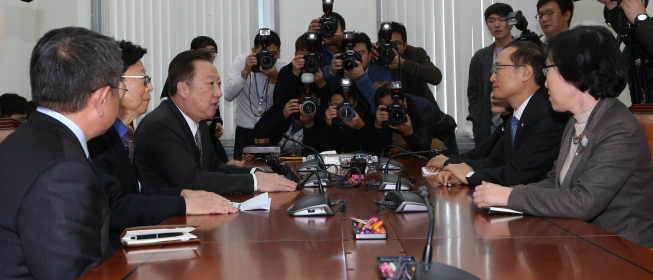 ▲박용만 대한상의 회장은 7일 홍영표 환경노동위원장을 만나 노동현안에 대해서 논의했다.박 회장이 최근 노동현안에 대해서 발언하고 있다.(사진제공=대한상의)