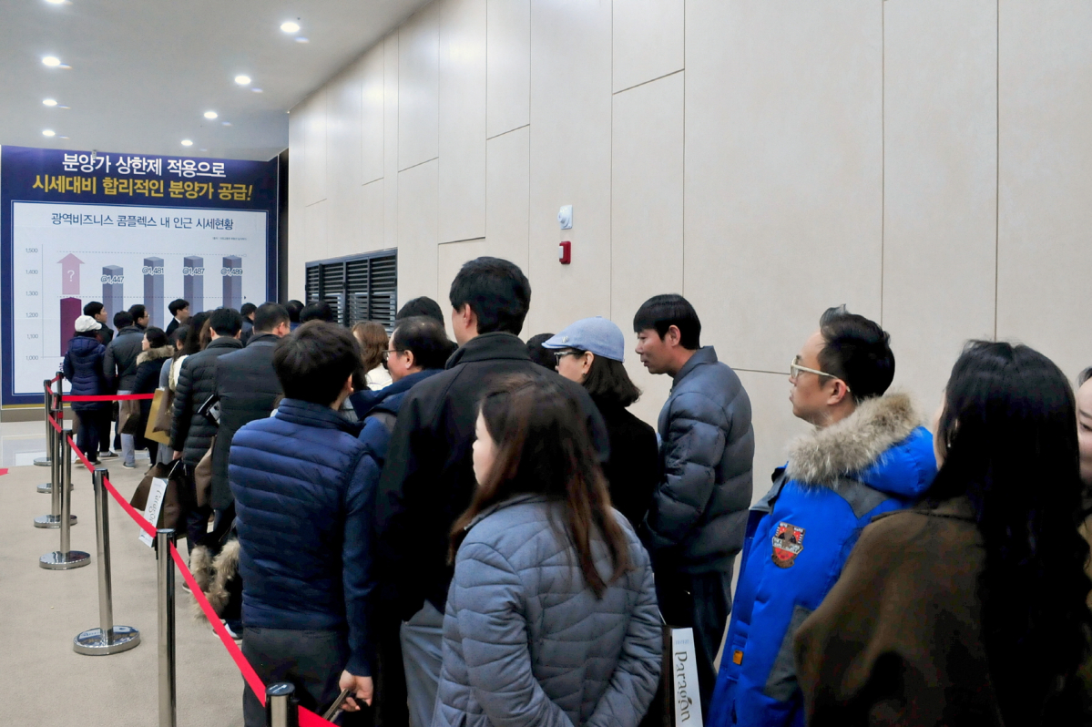 ▲동탄역 파라곤 견본주택을 찾은 사람들의 모습.(사진=동양건설산업)