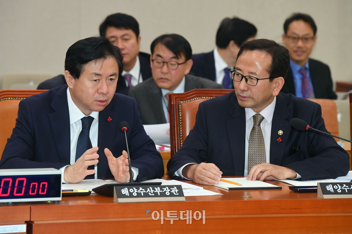 ▲김영춘(왼쪽) 해양수산부 장관과 강준석 차관(이투데이DB)