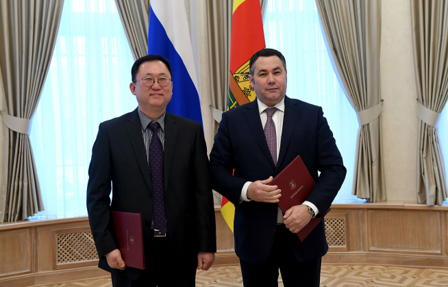 ▲(왼쪽)안계형 오리온 러시아 법인 대표, 루데냐 이고르 미하일로비치 러시아 뜨베리 주지사.(사진제공=오리온)