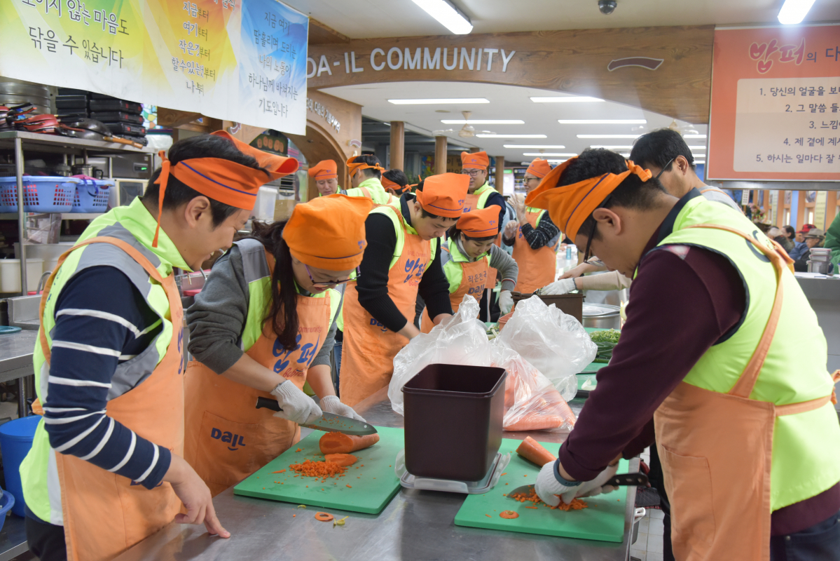 ▲건설공제조합은 7일 사회복지법인 다일복지재단이 운영하는 밥퍼나눔운동본부에서 임직원으로 구성된  CG사랑나누리봉사단(이하 ‘봉사단’)이 무료급식 봉사활동을 펼쳤다(건설공제조합)