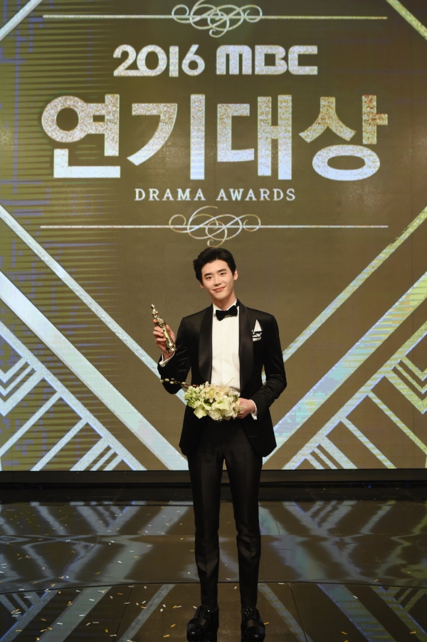 ▲2016 MBC 연기대상에서 대상을 수상한 배우 이종석(사진=MBC)