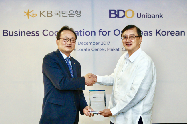 ▲이환주 국민은행 외환사업본부장(왼쪽)이 BDO Unibank 애드문도 소리아노(Edmundo Soriano) 부행장과 업무협약을 체결하고 필리핀 현지 한국인 고객을 대상으로 양질의 금융 서비스 제공을 위한 협력을 약속했다. 사진제공 KB국민은행 