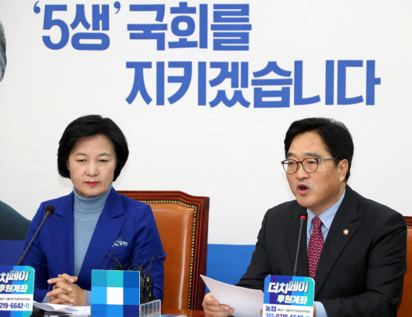 ▲더불어민주당 우원식 원내대표가 8일 국회에서 열린 최고위원회의에서 "야당도 진정한 국민개헌 실현되도록 개헌선거제도 개편논의에 초당적 협조 당부한다"고 발언하고 있다. (연합뉴스)