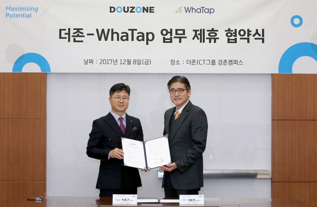 (더존비즈온이 8일 더존ICT그룹 강촌캠퍼스에서 IT 인프라 모니터링 서비스 분야 국내 1위 업체인 와탭랩스와 사업제휴 양해각서(MOU)를 체결한 가운데 더존비즈온 지용구 상무(사진 왼쪽)와 와탭랩스 이동인 대표(사진 오른쪽)가 양해각서를 교환하고 있다. (제공=더존비즈온))