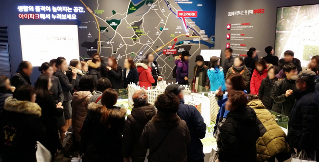 ▲‘강릉 아이파크’ 견본주택을 찾은 방문객들이 내부를 둘러보고 있다(사진=현대산업개발)