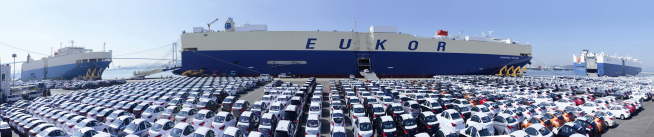 ▲현대차와 기아차가 내년 글로벌 판매목표를 755만 대로 낮춰 잡았다. 사진은 현대자동차 울산공장 수출 선적 부두에 대기중인 수출차량 모습. (사진제공=현대차)