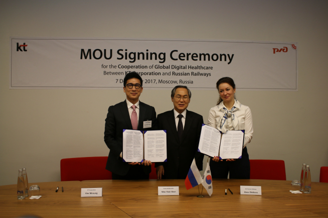 ▲사진 왼쪽부터 KT 김민성 팀장, 주 러시아 한국 대사관 우윤근 대사, 러시안 레일웨이즈 헬스케어 사장 엘레나 지드코바(사진제공= KT)