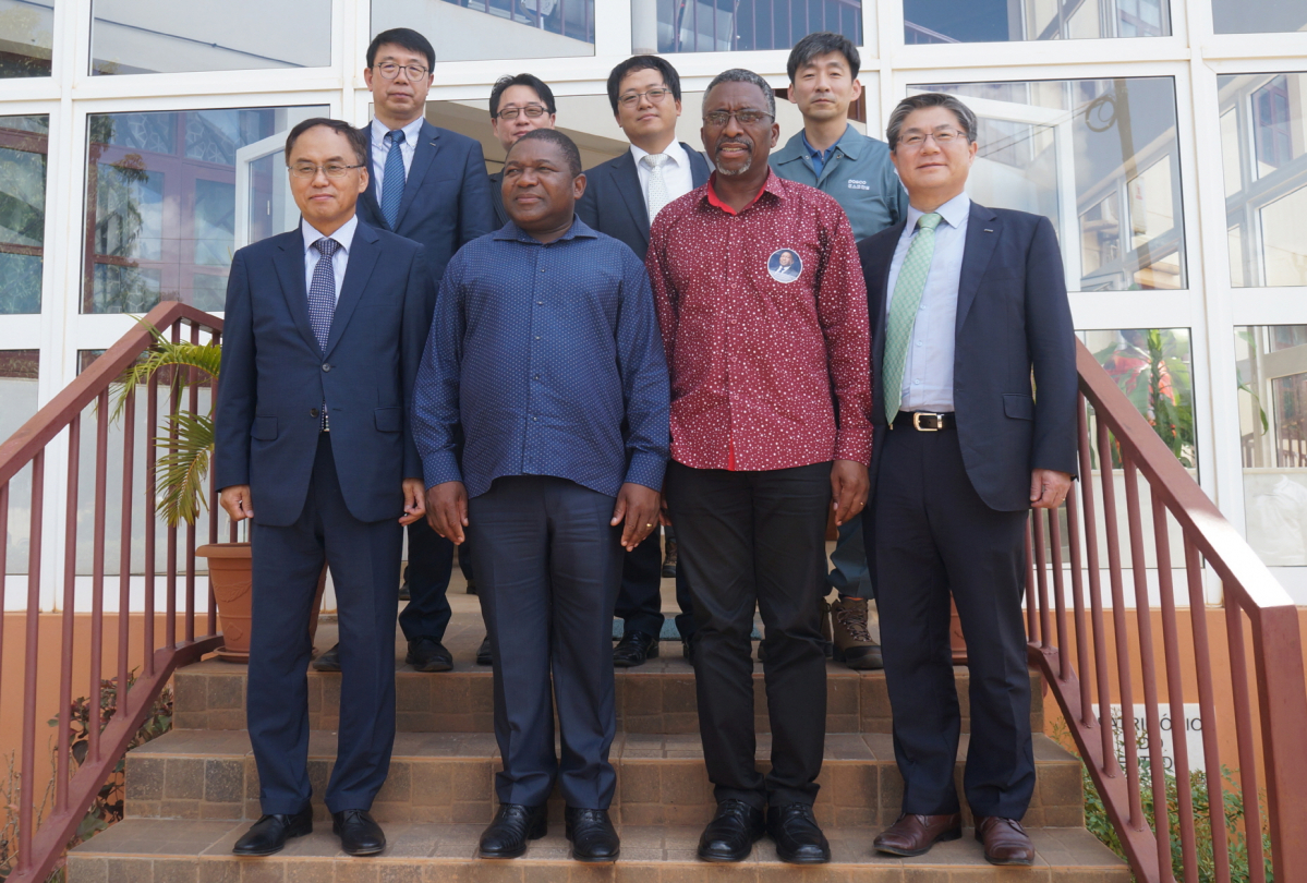 ▲지난 9일 모잠비크 남풀라-나메틸 도로 개보수 사업 착공식에 참석한 주요 인사들이 기념촬영을 하고 있다. (아래 좌측부터 김흥수 모잠비크 대사, 뉴지(Nyusi) 모잠비크 대통령, 마르티노(Martinho) 모잠비크 공공사업부 장관, 옥인환 포스코건설 인프라사업본부장, 위 좌측부터 박중석 포스코아프리카 법인장, 정성욱 포스코건설 해외영업그룹장, 김영진 수출입은행 마푸토 소장, 강영수 포스코건설 현장소장)(사진=포스코건설)