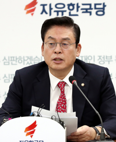 ▲새로운 원내대표 선출을 하루 앞둔 정우택 자유한국당 원내대표가 11일 오전 서울 영등포구 여의도 국회 자유한국당 정책위회의실에서 진행된 기자간담회에서 발언을 하고 있다. 2017.12.11. (뉴시스)