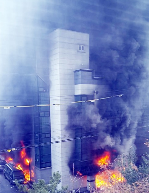 ▲11일 오전 충남 천안시 서북구 두정동 한 원룸 건물에서 불이나 검은 연기가 치솟고 있다.(연합뉴스)