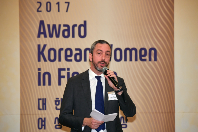 ▲11일 서울 소공동 롯데호텔에서 열린 2017 대한민국 여성금융대상에서 여성리더혁신부문 대상을 수상한 AXA다이렉트의 질 프로마조 대표가 수상소감을 발표하고 있다. 이동근 기자 foto@