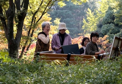 ▲일본 도쿄의 한 공원에서 노년 여성들이 그림을 그리고 있다. AP/뉴시스