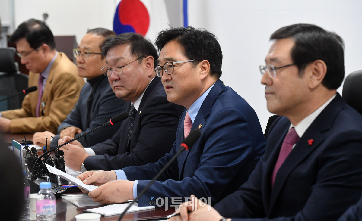 ▲우원식(오른쪽에서 두 번째) 더불어민주당 원내대표가 11일 서울 여의도 국회에서 열린 과학기술·건설산업 일자리대책 당정청협의에서 모두발언을 하고 있다. ( 이동근 기자 foto@)