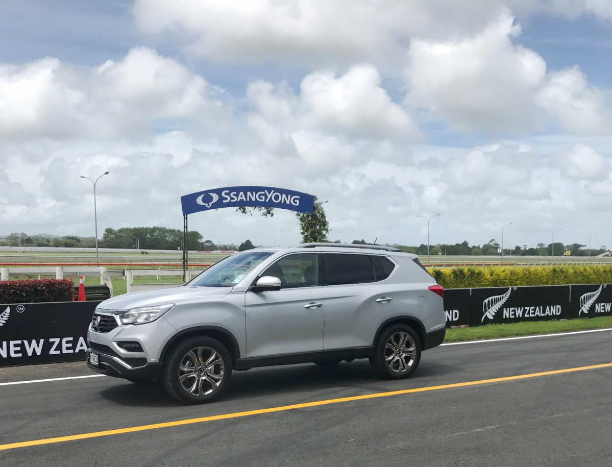 ▲쌍용자동차가 국내 대형 프리미엄 SUV 시장을 선도하고 있는 G4 렉스턴(수출명 뉴 렉스턴)을 해외시장에 잇달아 론칭하면서 글로벌 판매 확대에 박차를 가하고 있다. 쌍용자동차는 지난 6일 뉴질랜드 푸케코헤(Pukekohe) 레이싱 트랙에서 50여명의 기자단을 초청해 G4 렉스턴 론칭 및 시승행사를 개최했다. 푸케코헤 레이싱 트랙에서 전시된 G4 렉스턴의 모습.(사진제공=쌍용차)