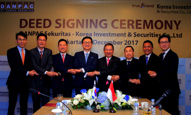 ▲한국투자증권이 12일 인도네시아 자카르타에 위치한 단빡(Danpac)증권 본사에서 단빡증권 인수계약을 체결하고 기념촬영을 하고 있다. 한국투자증권 유상호 사장(왼쪽 네번째), 김성환 총괄부사장(왼쪽 세번째), 단빡증권 대주주 죠니(오른쪽 네번째) 등이 참석했다.(한국투자증권)