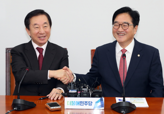 ▲자유한국당 김성태 새 원내대표(왼쪽)가 13일 오전 서울 여의도 국회 본청에서 더불어민주당 우원식 원내대표를 찾아가 인사하는 자리에서 두 사람이 날선 대화를 주고 받다가 악수로 마무리 하고 있다. 2017.12.13(연합뉴스)