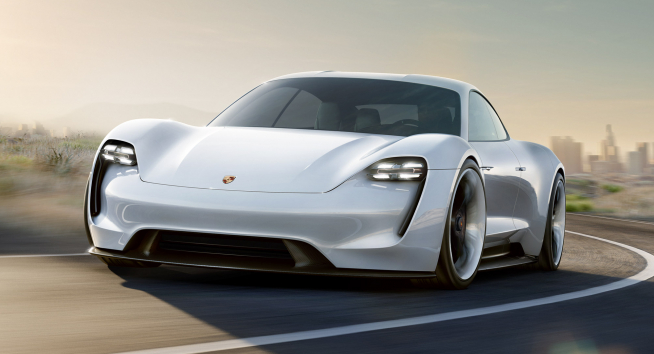 ▲포르쉐가 개발 중인 미션E의 최고출력은 가솔린 600마력에 맞먹는다. 15분 충전으로 항속거리 500km를 달성할 것으로 전망된다. 포르쉐는 정지상태에서 시속 100km까지 3.5초를 목표로 삼았다. (사진제공=포르쉐AG)