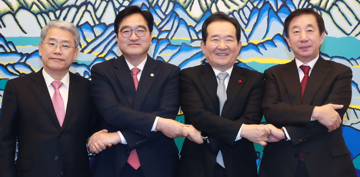 ▲ 13일 오후 국회 의장 접견실에서 열린 국회의장-여야 교섭단체 3당 원내대표 회동에서 정세균 의장과 여야 원내대표들이 서로 엇갈려 손을 잡고 있다. 왼쪽부터 국민의당 김동철, 더불어민주당 우원식 원내대표, 정 의장, 자유한국당 김성태 원내대표. (연합뉴스)