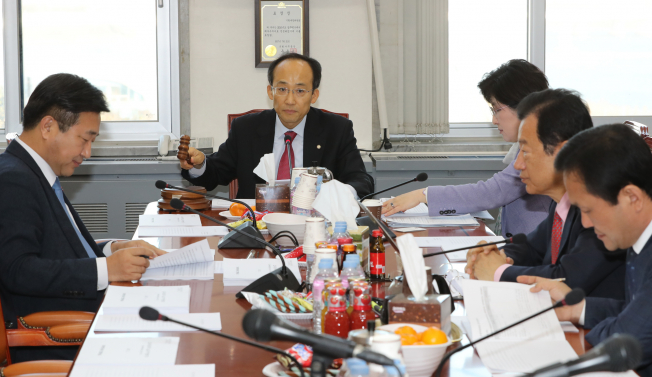 ▲29일 오전 국회에서 열린 기획재정위원회 제8차 조세소위원회에서 추경호 위원장이 개회를 선언하고 있다. 2017.11.29(연합뉴스)