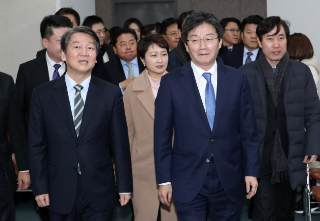 ▲국민의당 안철수 대표와 바른정당 유승민 대표가 14일 오후 부산시의회에서 열린 국민통합포럼 세미나 '청춘의 미래를 위한 부산'에 참석하고 있다. 2017.12.14(연합뉴스)