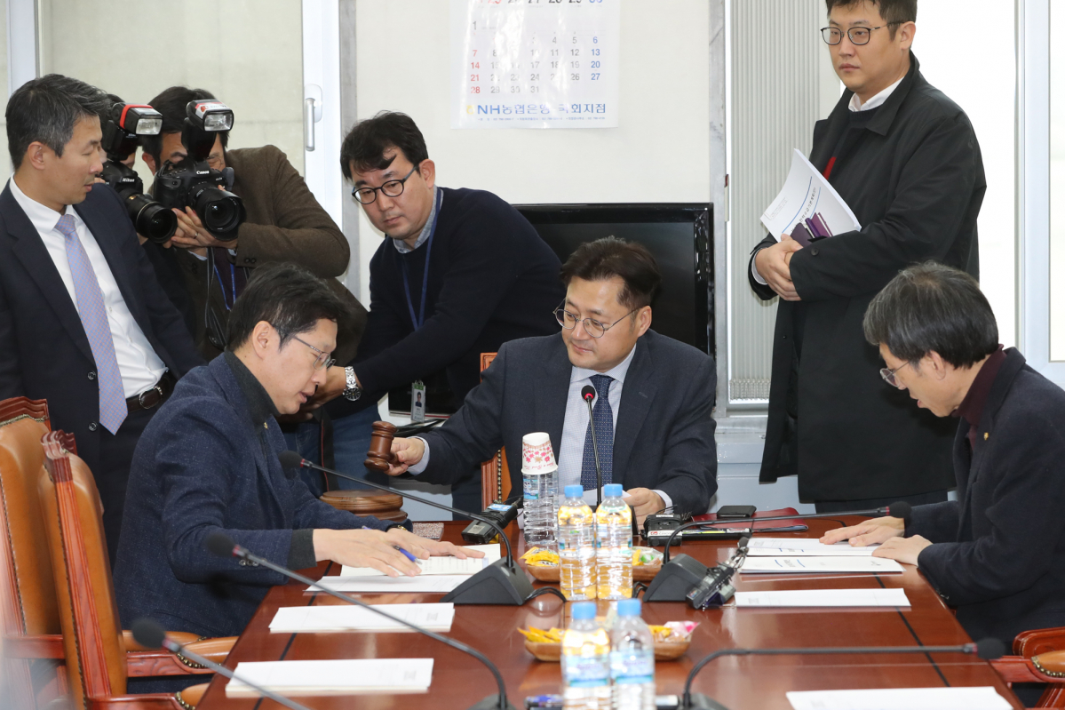 ▲14일 오후 국회에서 열린 산업통상자원중소벤처기업위원회 통상ㆍ에너지소위에서 홍익표 위원장이 개회를 선언하고 있다.(사진=연합뉴스)