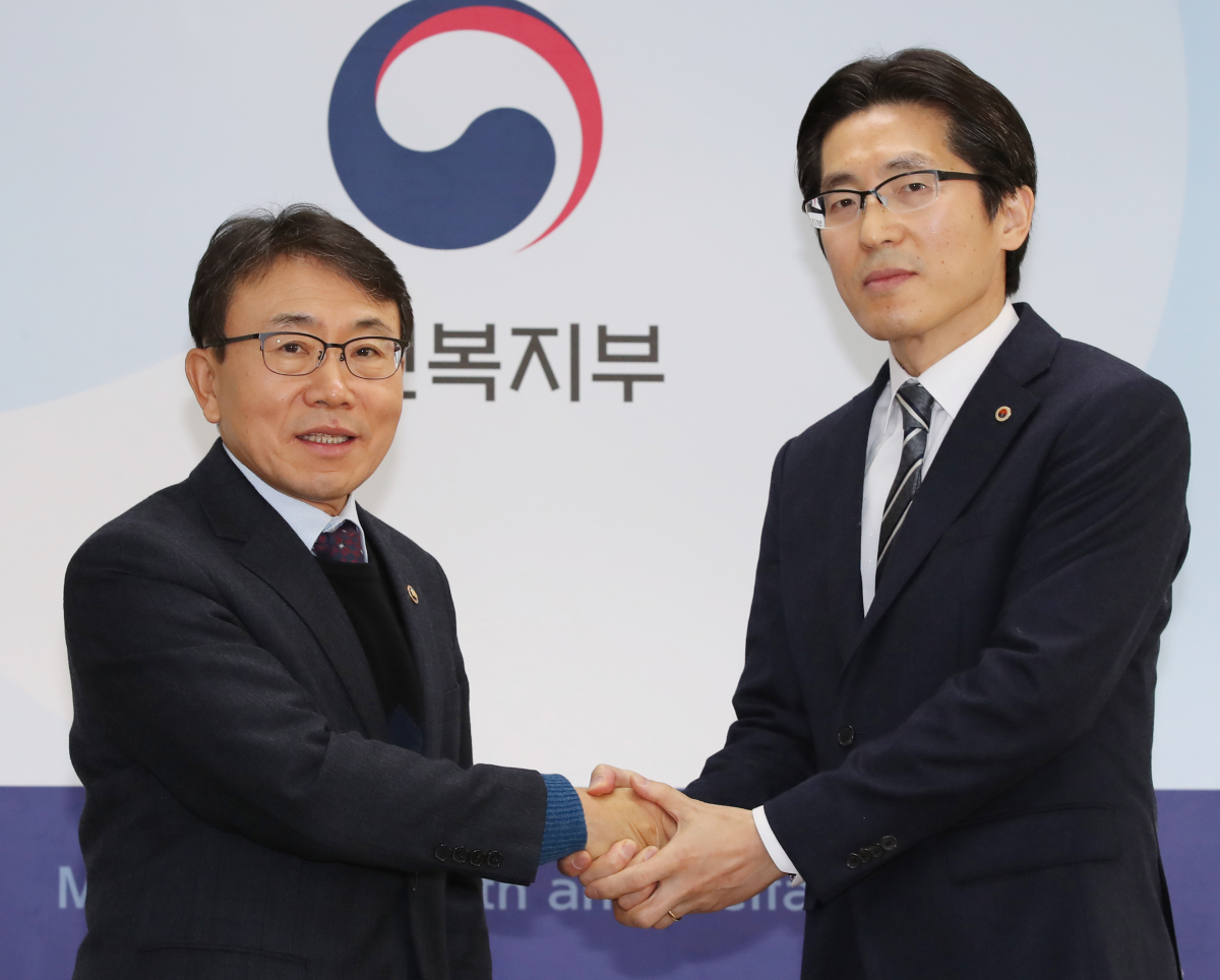 ▲권덕철 보건복지부 차관(왼쪽)이 14일 오전 서울 서대문구 국민연금공단 서울북부지역본부에서 '문재인케어' 관련 협의를 위해 방문한 이필수 대한의사협회 비상대책위원장과 만나 악수하고 있다.(연합뉴스)