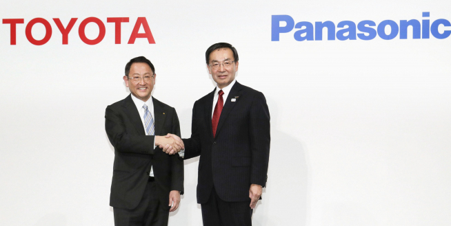 ▲다급해진 파나소닉은 서둘러 토요타와 손을 잡았다. 지난 13일 도쿄도내에서 전기차(EV)  배터리사업에 대한 협약을 마친 토요다 아키오 사장(왼쪽)과 파나소닉 쓰가 가즈히로 사장. (출처=미디어토요타)