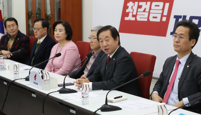 ▲자유한국당 김성태 신임 원내대표가 15일 오전 국회 원내대표회의실에서 열린 3선 의원 간담회에서 중국 경호업체측의 청와대 사진기자 폭행사건에 대해 발언하고 있다. 2017.12.15(연합뉴스)