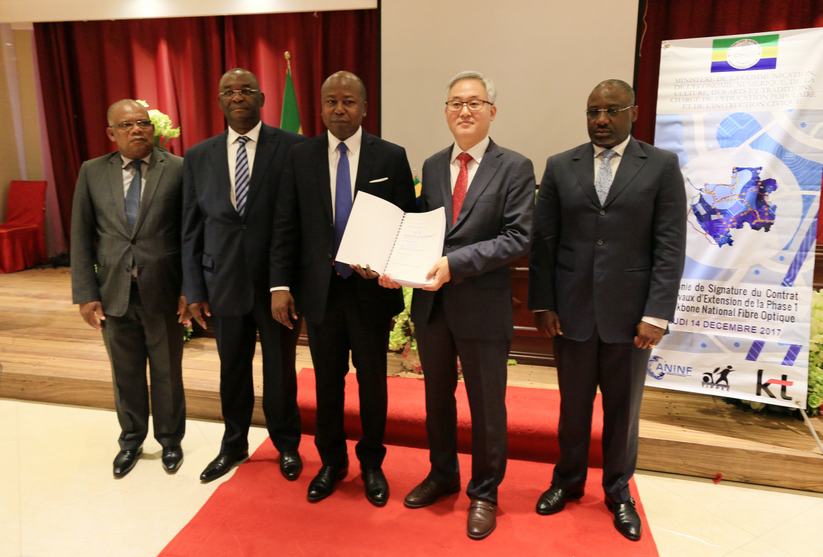 ▲사진은 오른쪽부터 가봉 국가디지털인프라 및 주파수관리 청장 봉고 온딤바, KT 글로벌사업 추진실 이백희 상무, 가봉 통신디지털경제부 장관 빌리비은제, 가봉 공공조달청장 다마스 알레카 및 월드뱅크 지역 담당자가 계약 서명 후 기념사진을 찍고 있다.(사진제공= KT)
