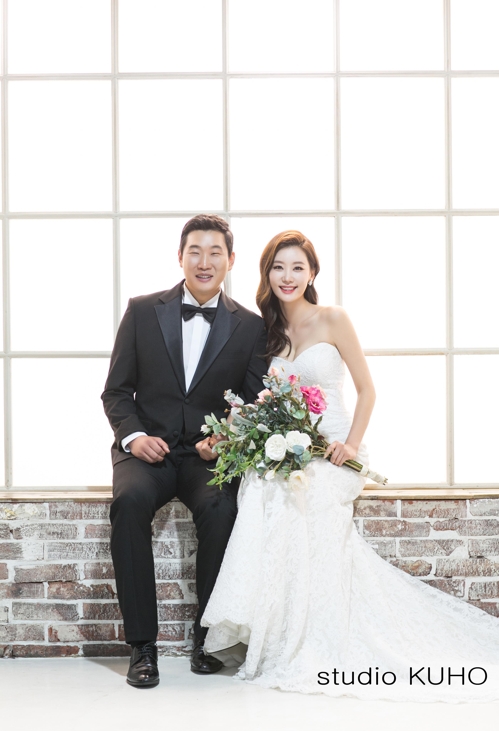 ▲야구선수 김혁민(왼쪽)과 걸그룹 출신 쇼호스트 한수연이 결혼했다(사진=스튜디오구호)