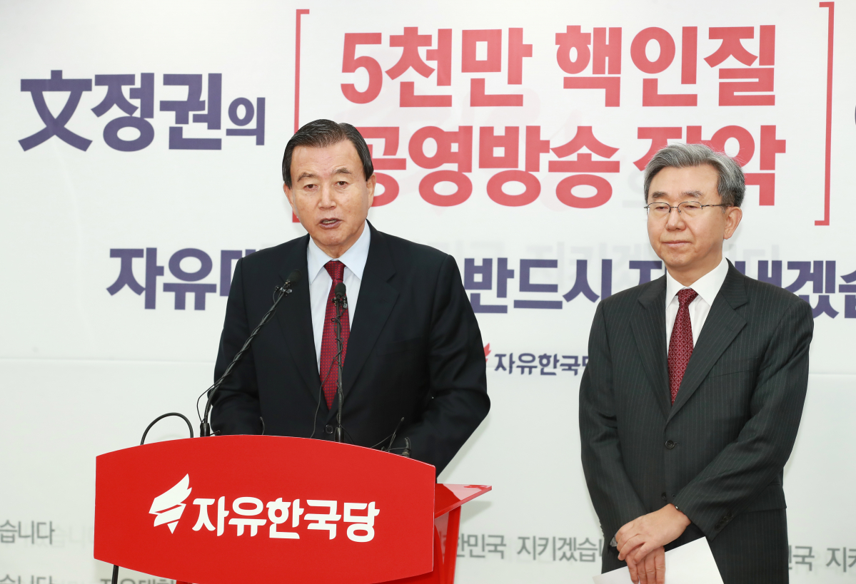 ▲자유한국당 홍문표 사무총장(왼쪽)과 이용구 당무감사위원장이 17일 오전 서울 여의도 당사에서 당협위원장 교체 명단을 발표하고 있다.(연합뉴스)