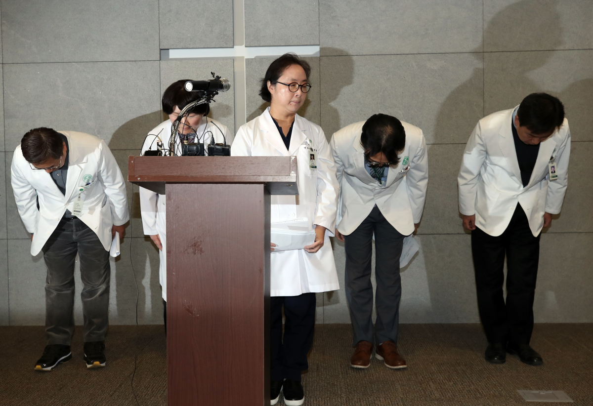 ▲17일 오후 서울 이대목동병원에서 정혜원 병원장(맨 앞) 등 관계자들이 전날 오후 이 병원 인큐베이터에 있던 신생아 4명이 잇따라 숨진 사건이 발생한 것과 관련해 브리핑하며 사과의 절을 하고 있다. (출처=연합뉴스)