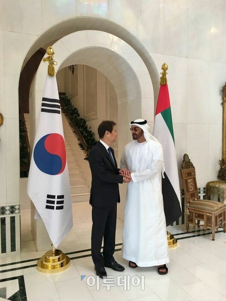 ▲아랍에미리트(UAE)와 레바논에 문재인 대통령의 특사로 파견된 임종석 대통령 비서실장이 10일 오후 모하메드 UAE 왕세제와 만나 악수하고 있다.(사진제공=청와대)