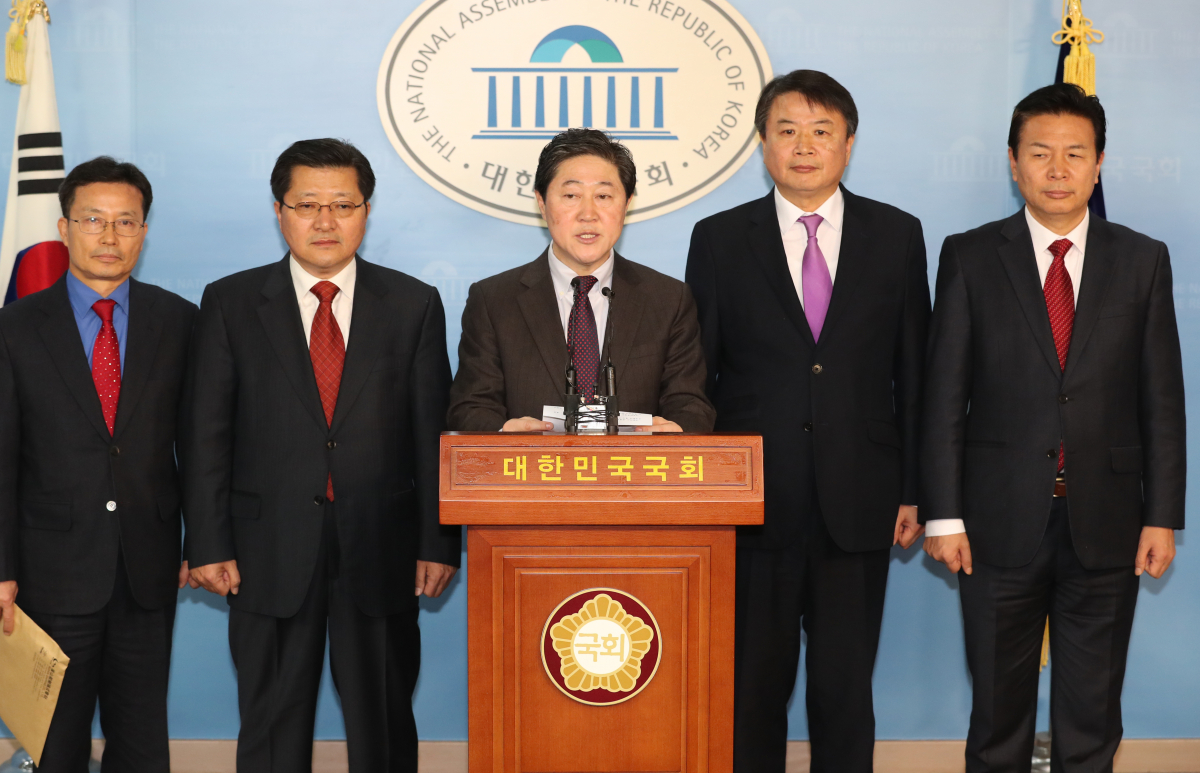 ▲자유한국당 유기준 의원이 최근 당무감사 결과 당협위원장 교체대상이 된 것과 관련해 18일 오후 서울 여의도 국회 정론관에서 기자회견을 하고 있다.(연합뉴스)