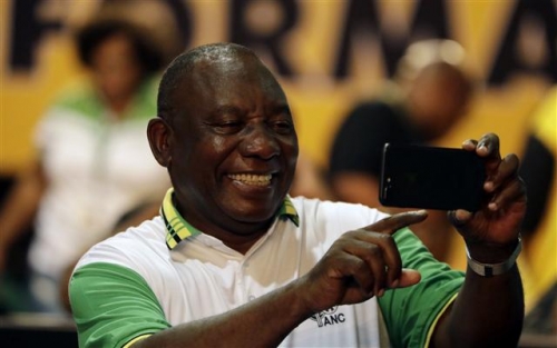 ▲남아프리카공화국의 시릴 라마포사 부통령이 18일(현지시간) 여당인 아프리카민족회의(ANC)의 새 대표로 선출되자 셀카를 찍으면서 기뻐하고 있다. 요하네스버그/AP뉴시스 
