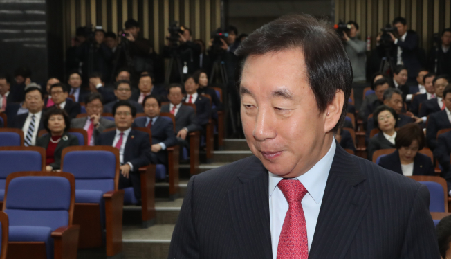▲자유한국당 김성태 원내대표가 19일 국회에서 열린 의원총회에서 단상으로 나가고 있다. 2017.12.19(연합뉴스)