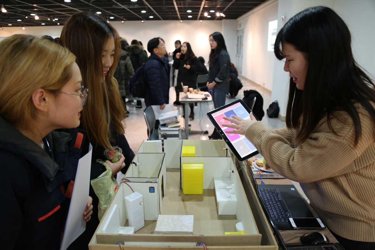 ▲15일 성신여대에서 열린 ‘여성공학인의 밤’ 행사에서 학생들이 직접 만든 IoT(사물인터넷)를 활용한 스마트홈 서비스 작품을 시연하고 있다.(출처=성신여대 지식서비스공과대학)