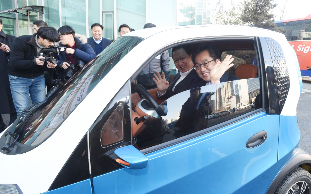 ▲김동연 부총리(오른쪽)가 19일 인천 연수구 소재 캠시스를 방문해 박용만 대한상의 회장(오른쪽 두 번째)과 소형 전기차를 시승해보고 있다.(기획재정부)