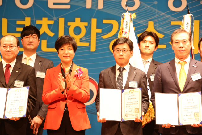 ▲19일 서울 여의도 중소기업회관에서 열린 '2017 일자리창출 유공 정부포상 시상식'에서 권문한 현대엔지니어링 상무(오른쪽 두번째)가 김영주 고용노동부 장관(왼쪽 두번째)으로부터 일자리창출 지원 단체(민간기업) 부문 대통령 표창을 수상하고 기념사진을 촬영하고 있다(사진=현대엔지니어링)