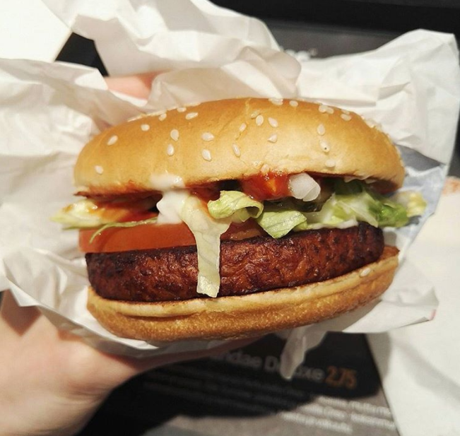 ▲핀란드에서 시험판매중인 맥도날드 '맥비건 버거'(출처=인스타그램)